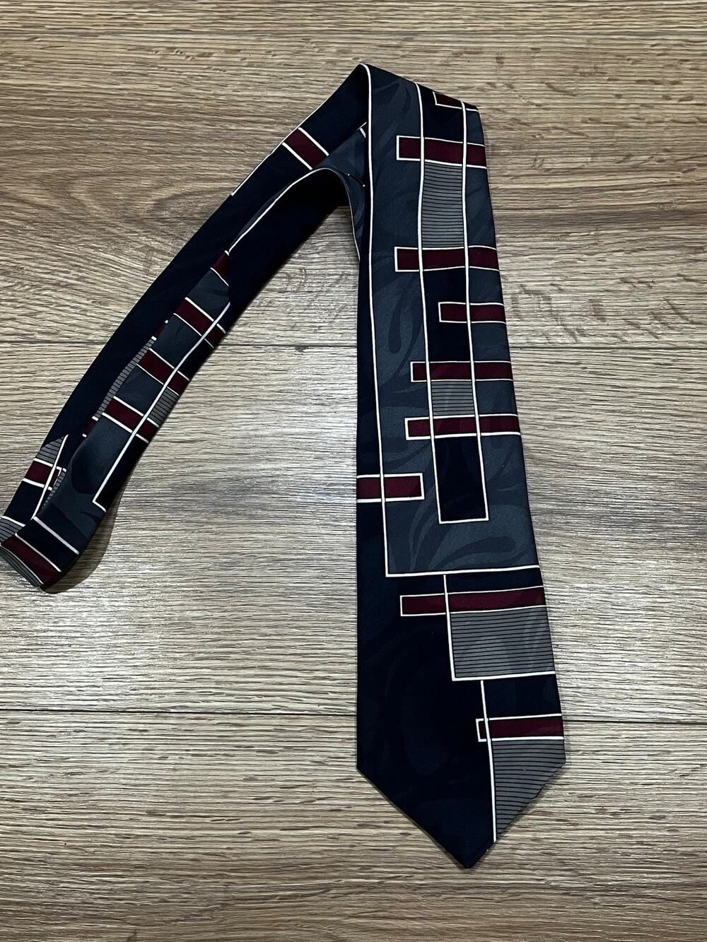 Towncraft Mens Necktie Black Maroon Gray Geometric Pattern (A00)